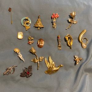 Lot of 18 vintage brooches